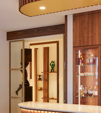 Détail d'un meuble design sur mesure et d'un espace bar avec éclairage intégré