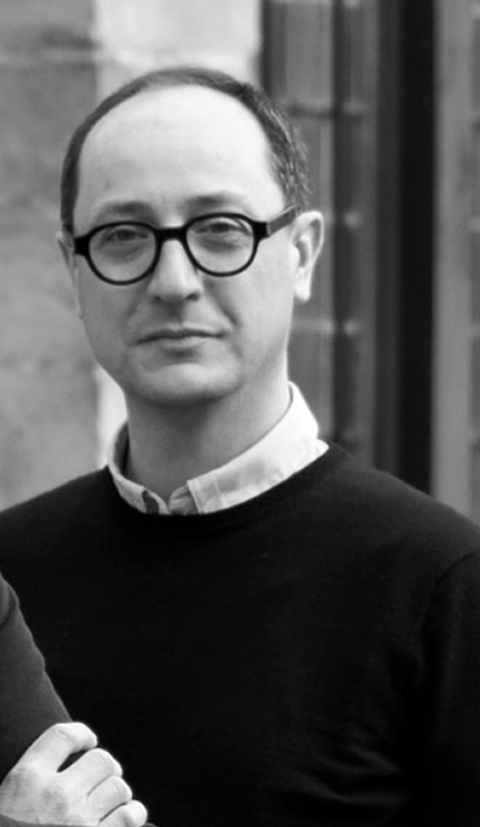 Portrait en noir et blanc de Sébastien Chevrier, architecte DPLG, spécialiste de la réhabilitation.
