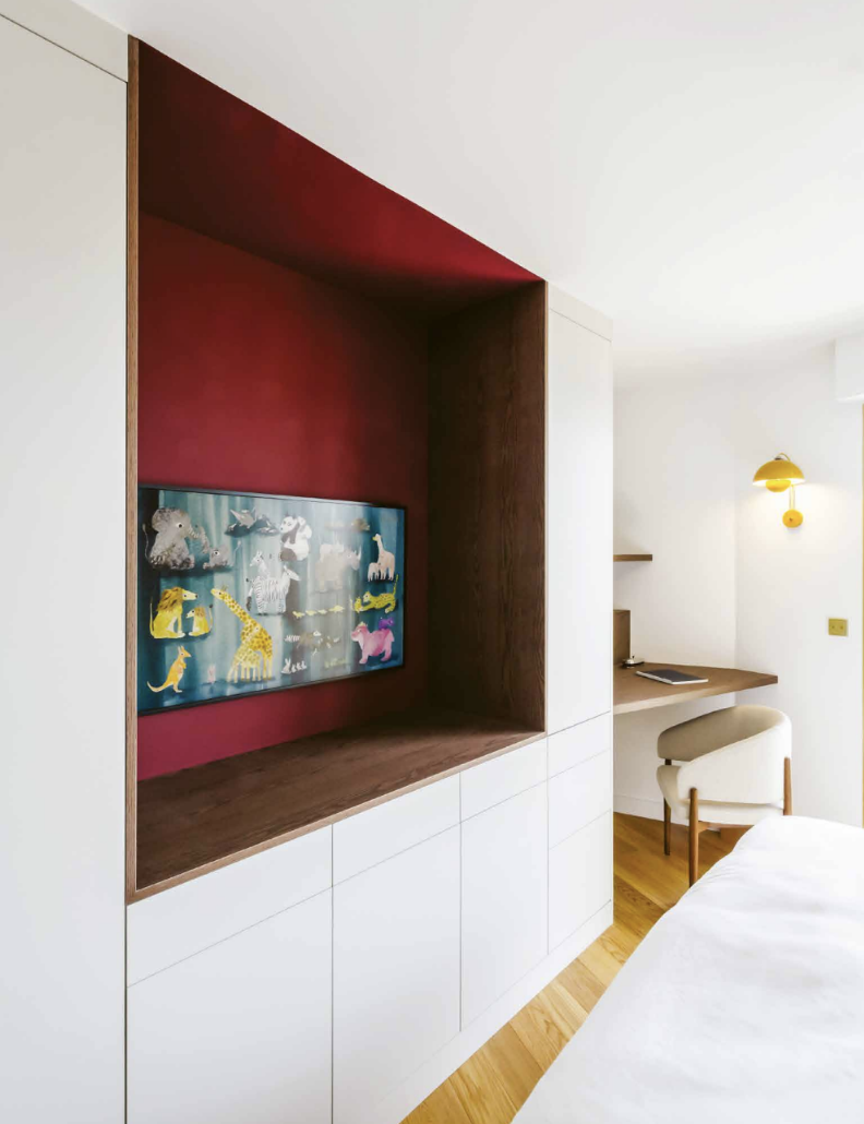 Meuble sur-mesure multifonctionnel intégrant dressing, télévision et bureau pour une optimisation des volumes dans l'espace chambre.