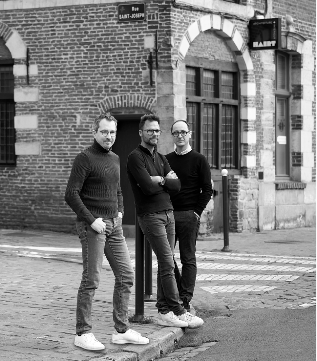 Portrait en noir et blanc de l'équipe HAERT devant leurs bureaux à Lille avec Félix Lancelot, architecte intérieur, Guillaume Boddaert, ingénieur et Sébastien Chevrier, architecte DPLG.